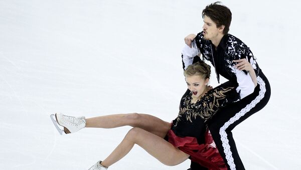 Александра Степанова и Иван Букин (Россия) выступают в короткой программе танцев на льду на чемпионате мира