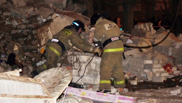 Спасатели разбирают завалы при обрушении жилого дома в городе Тюмени. Архивное фото