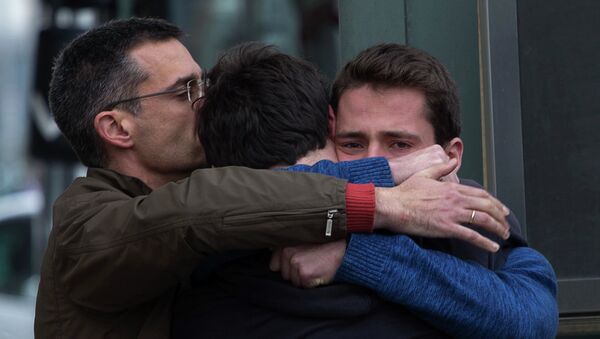 Родственники и друзья погибших пассажиров самолета Airbus A320 авиакомпании Germanwings в аэропорту Барселоны