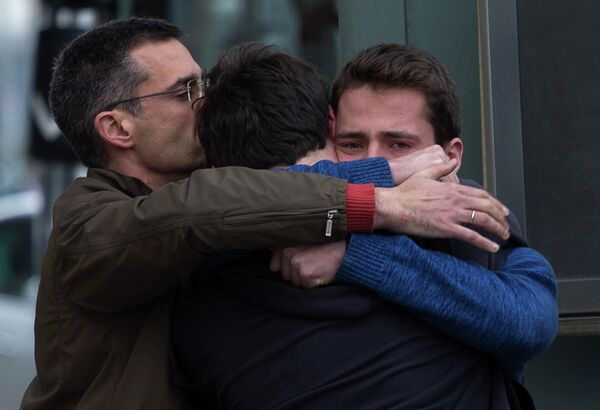 Родственники и друзья погибших пассажиров самолета Airbus A320 авиакомпании Germanwings в аэропорту Барселоны