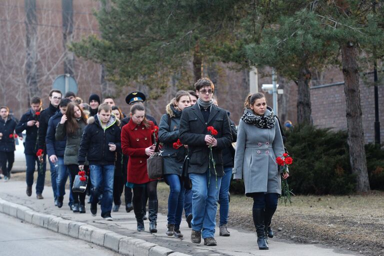 Москвичи скорбят по погибшим в авиакатстрофе на юге Франции