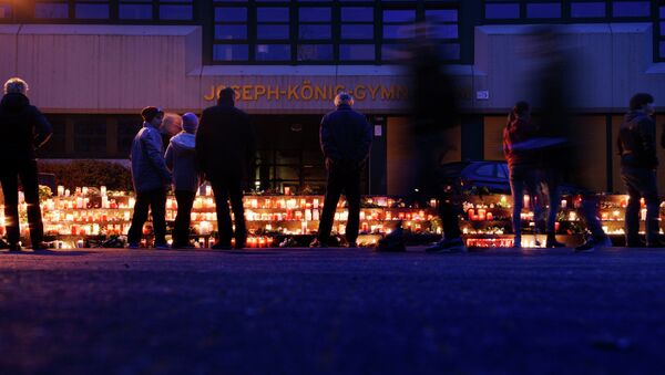 Люди зажигают свечи в память о погибших пассажирах самолета Airbus A320 авиакомпании Germanwings