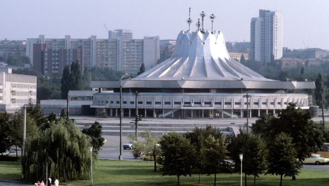 Вид на здание Днепропетровского цирка. Архивное фото