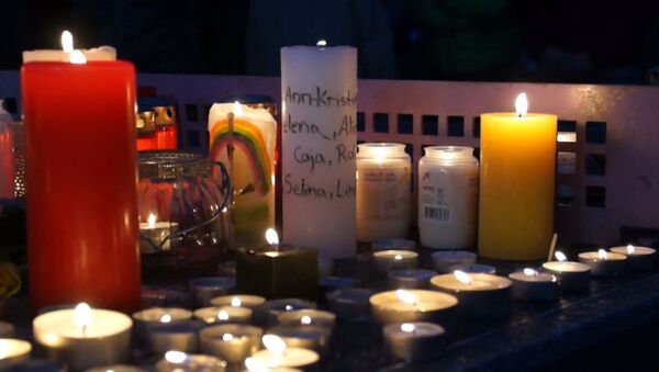 Свечи с именами погибших в авиакатастрофе детей зажгли у школы, где они учились