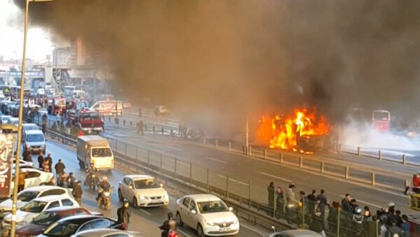 Пожарные тушили охваченный пламенем скоростной автобус в Стамбуле