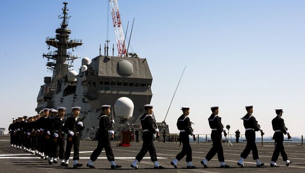 Солдаты маршируют во время церемонии вручения корабля типа Идзумо на верфи в Йокогаме