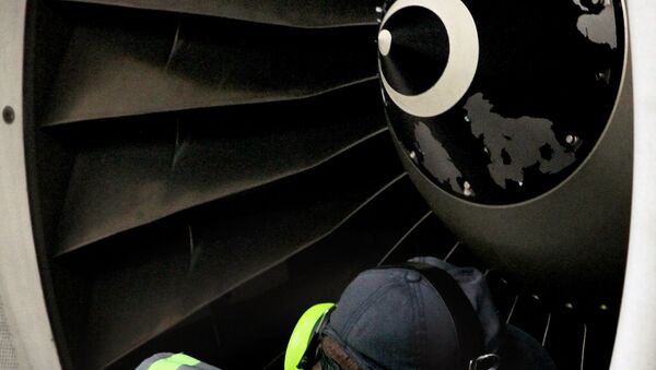 Авиационный инженер во время подготовки к вылету самолета Airbus А319