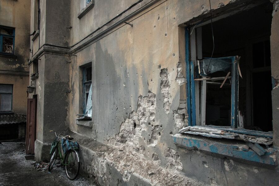 Многоквартирный жилой дом, пострадавший в результате обстрелов во время боевых действий в городе Дебальцево
