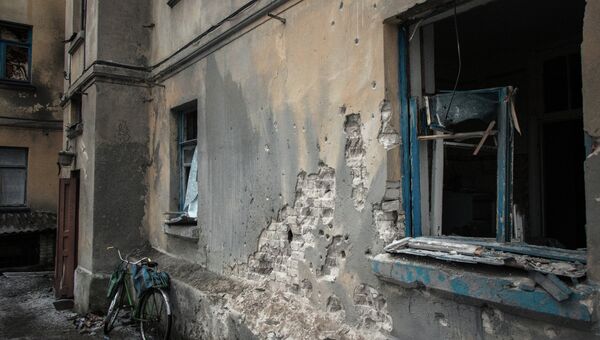 Многоквартирный жилой дом, пострадавший в результате обстрелов во время боевых действий в городе Дебальцево