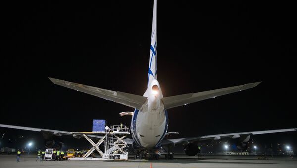Служащие аэропорта разгружают самолет boeing 747-800