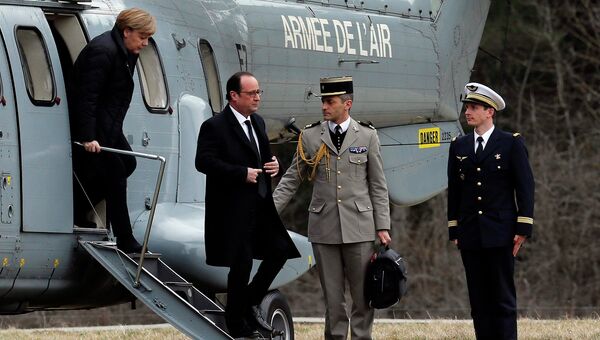 Президент Франции Франсуа Олланд и канцлер Германии Ангела Меркель прибыли на место крушения самолета A320