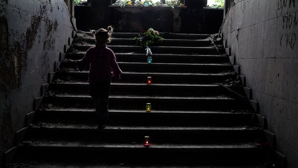 Девочка на лестнице Дома профсоюзов, где 2-го мая в результате пожара погибли люди