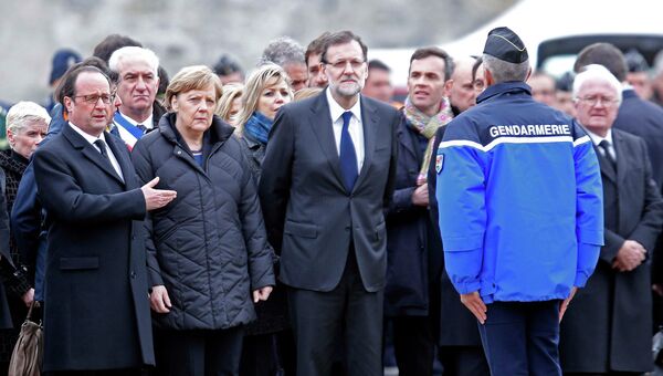 Франсуа Олланд, Ангела Меркель и премьер Испании Мариано Рахой на месте крушения самолета на юге Франции