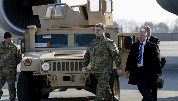 Президент Украины Петр Порошенко встретил первые 10 американских военных вездеходов Humvee в аэропорту Киева