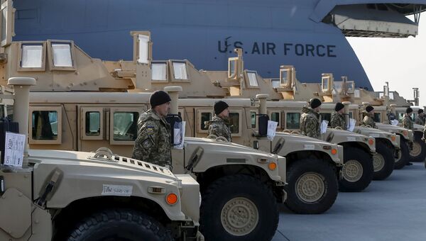 Прибывшие из США военные вездеходы Humvee в аэропорту Киева
