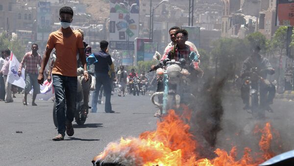 Демонстранты жгут покрышки в Таизе, Йемен