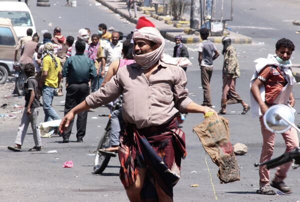 Демонстранты перегородили дорогу в Таизе, Йемен