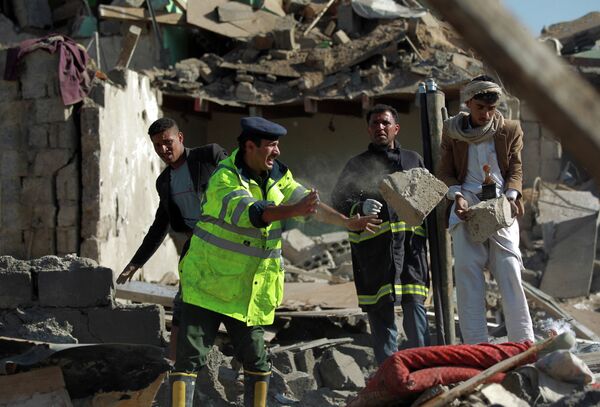 Поиск выживших под завалами после авиаударов в городе Сана, Йемен