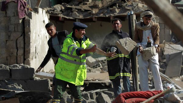 Поиск выживших под завалами после авиаударов в городе Сана, Йемен. Архивное фото