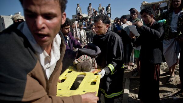 Спасение людей из-под завалов разрушенных домой после авиаударов в Сане, Йемен. Архивное фото