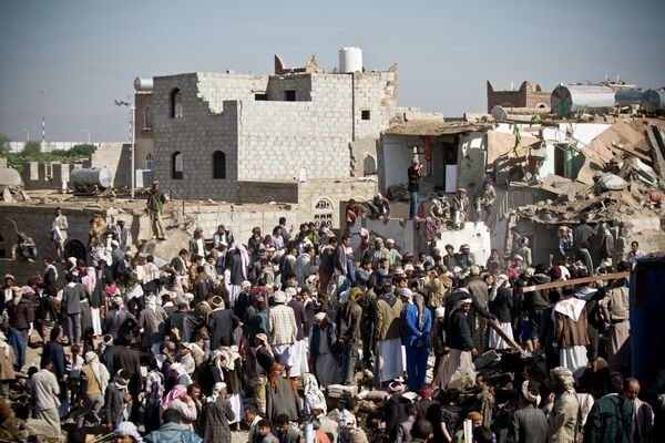 Спасение людей из-под завалов разрушенных домой после авиаударов в Сане, Йемен