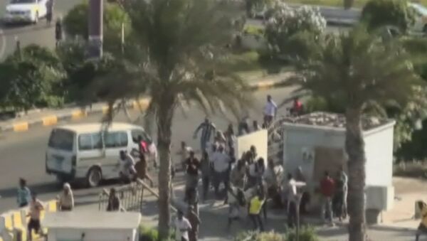Жители Адена убегали от выстрелов во время атаки хуситов на город