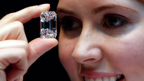 Редкий бриллиант изумрудной огранки, весом в 100,2 карата, на предпоказе аукциона Sotheby's 13 февраля 2015, Лондон