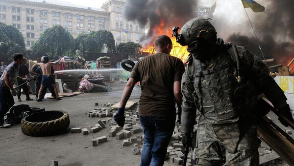 Уборка баррикад на Майдане в Киеве. Архивное фото