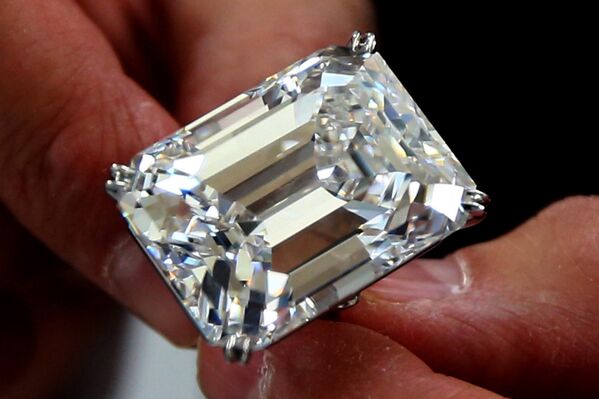 Редкий бриллиант изумрудной огранки, весом в 100,2 карата, на предпоказе аукциона Sotheby's 16 марта 2015, Дубай