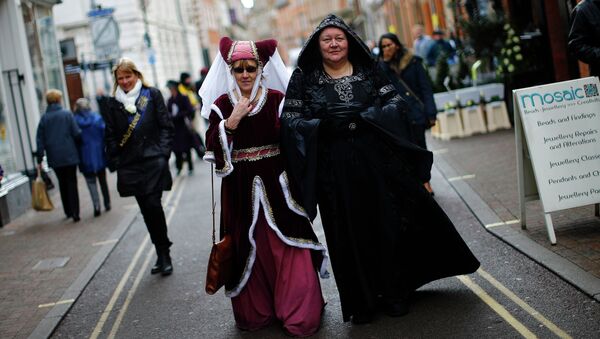 Женщины в маскарадных костюмах после церемонии перезахоронения короля Ричарда III в Лестере