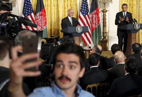 Афганский журналист делает селфи во время встречи Барака Обамы и Ашрафа Гани
