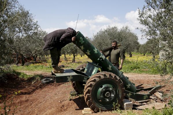Боевики на позиции возле города Идлиб, Сирия