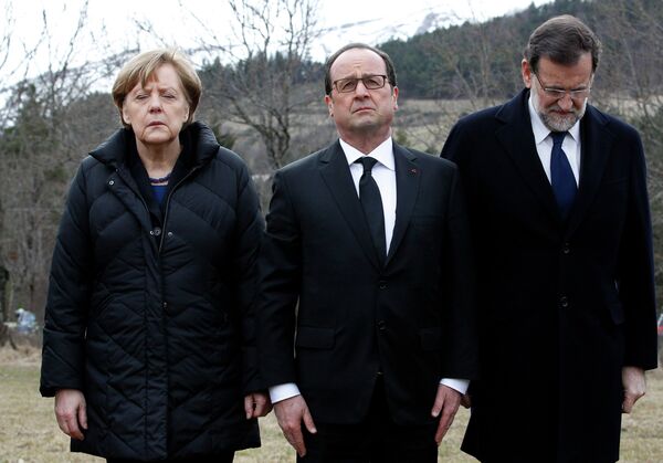 Канцлер Германии Ангела Меркель, президент Франции Франсуа Олланд и премьер-министр Испании Мариано Рахой на месте крушения самолета на юге Франции