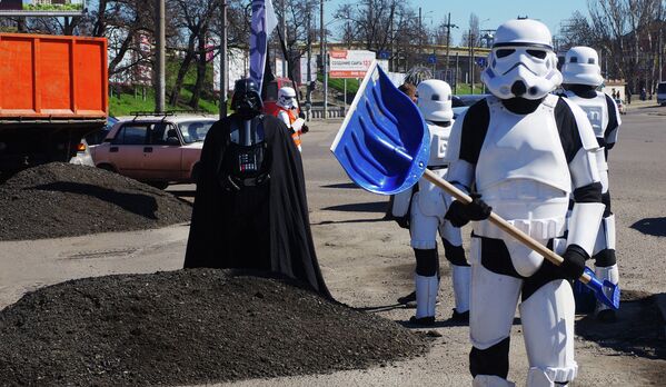 Лидер Интернет-партии Украины Дарт Вейдер со своими сторонниками ремонтирует дороги в Одессе, Украина
