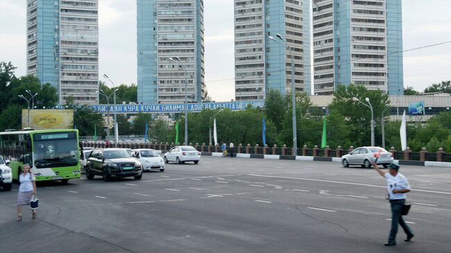 На одной из улиц города Ташкента. Архивное фото