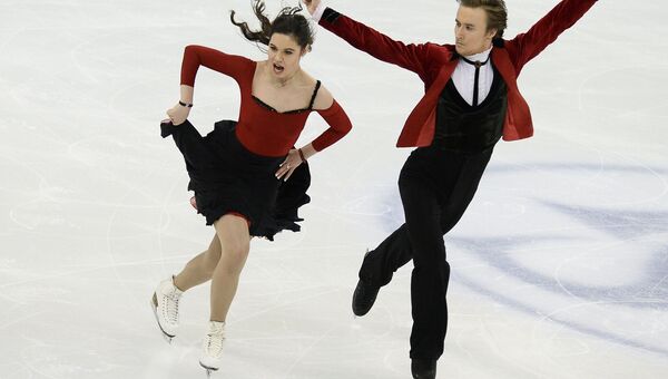 Елена Ильиных и Руслан Жиганшин (Россия) выступают в короткой программе танцев на льду на чемпионате мира по фигурному катанию в Шанхае.