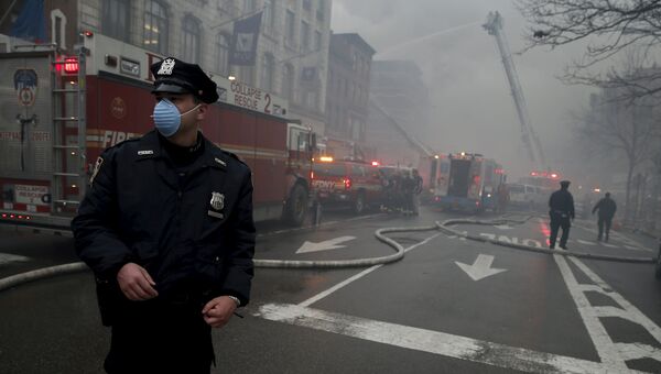 Полицейские и пожарные на улице в Манхэттене, где произошел взрыв газа в жилом доме, Нью-Йорк, США
