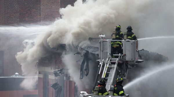 Пожарные работают на месте взрыва газа в жилом доме в США. Архивное фото