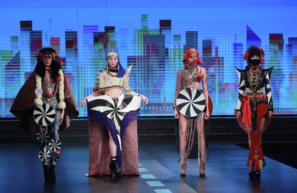 Модели во время показа творений молодых дизайнеров в рамках недели моды в Китае. Март 2015