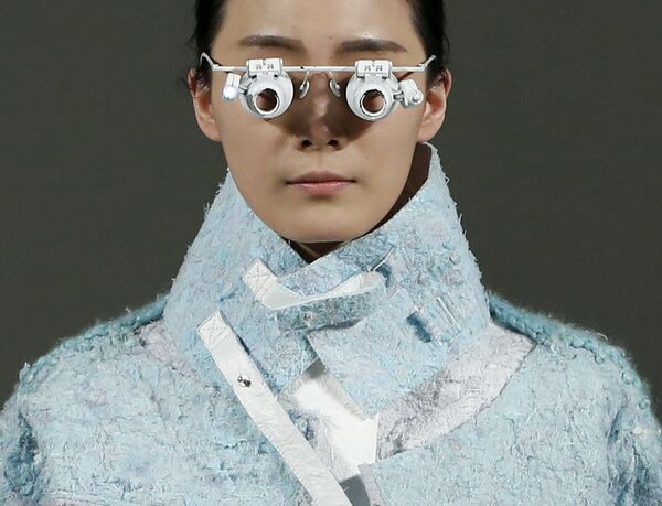 Модель во время показа Пекинского института технологий моды в рамках недели моды в Китае. 26 марта 2015 год