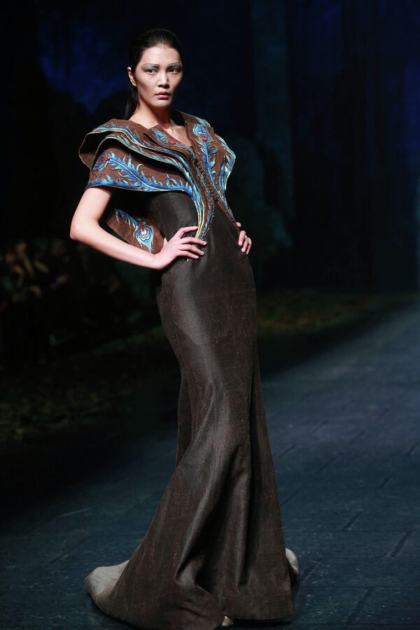 Модель во время показа MERISIS Li Na в рамках недели моды в Китае. Март 2015
