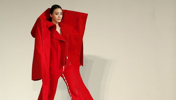 Модель во время показа Пекинского института технологий моды в рамках недели моды в Китае. Март 2015 год