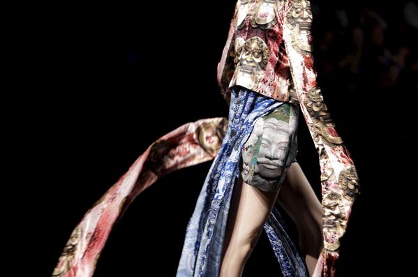 Модели во время показа творений молодых дизайнеров в рамках недели моды в Китае. Март 2015