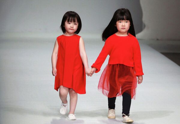 Модели во время показа детской коллекции JNBY в рамках недели моды в Китае. Март 2015