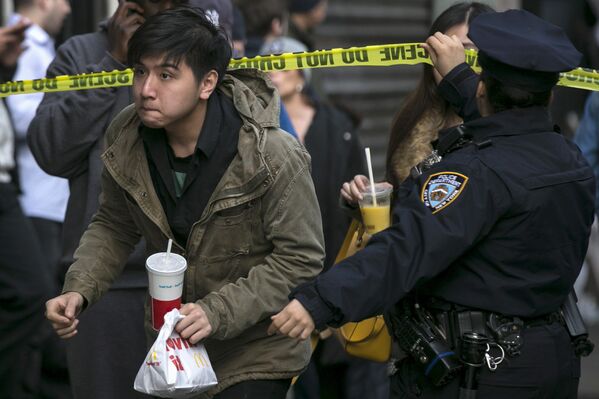 Полицейские и местные жители на улице в Манхэттене, где произошел взрыв газа в жилом доме, Нью-Йорк, США