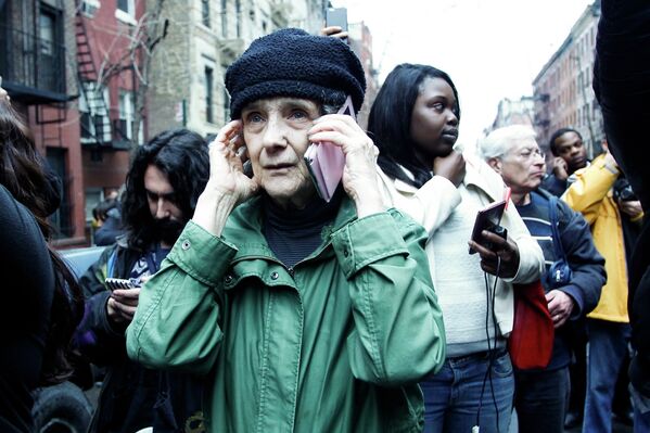 Местные жители на улице в Манхэттене, где произошел взрыв газа в жилом доме, Нью-Йорк, США