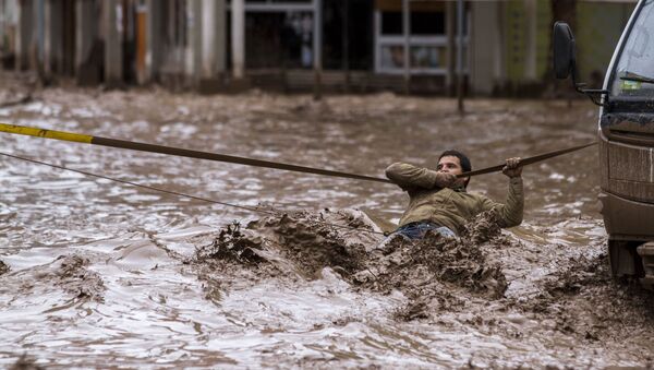 Мужчина пытается пересечь улицу в городе Копьяпо во время наводнения в Чили