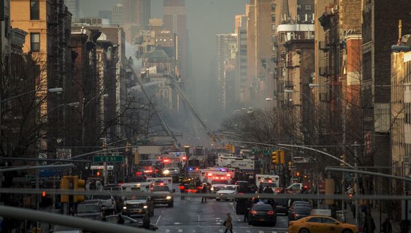 Пожарные работают на месте взрыва газа в жилом доме в Нью-Йорке, США. Архивное фото