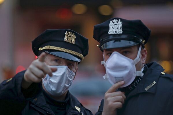 Полицейские в масках на улице в Манхэттене, где произошел взрыв газа в жилом доме, Нью-Йорк, США