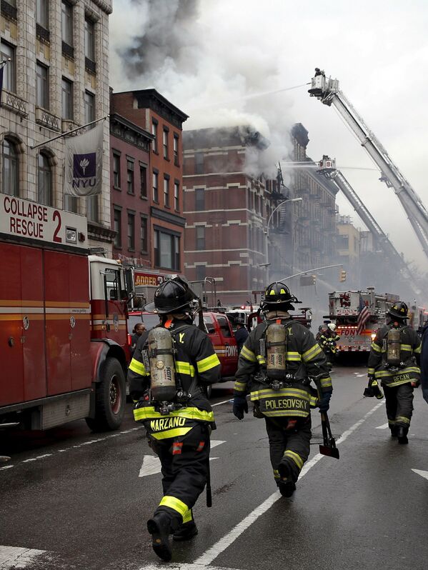 Пожарные работают на месте взрыва газа в жилом доме в Нью-Йорке, США